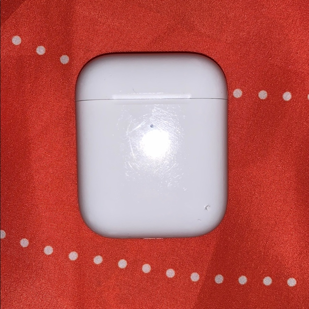 AIRPODS CHARGING CASE!